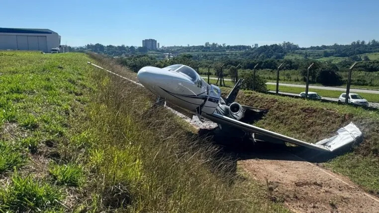 Avião colide com barranco no aeroporto de Jundiaí