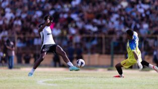 Emprestado apenas até o fim deste mês, o Corinthians decidiu exercer a opção de compra do atacante Luiz Fábio Favela