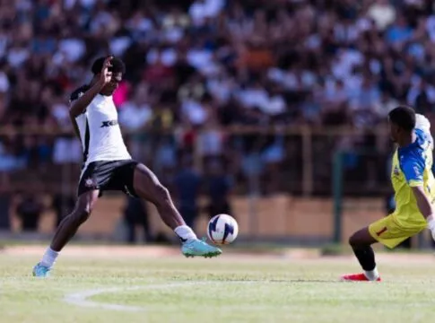 Emprestado apenas até o fim deste mês, o Corinthians decidiu exercer a opção de compra do atacante Luiz Fábio Favela