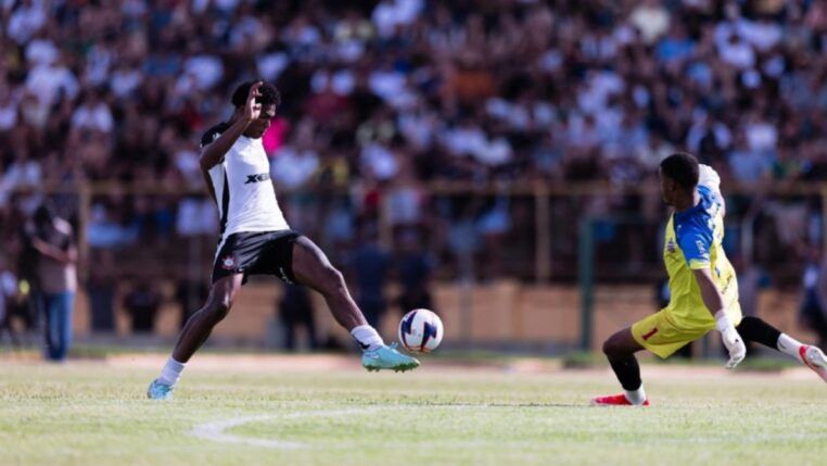 Emprestado apenas até o fim deste mês, o Corinthians decidiu exercer a opção de compra do atacante Luiz Fábio Favela