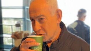 Netayahu toma café em vídeo divulgado para mostrar que ainda está vivo