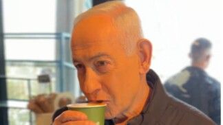 Netayahu toma café em vídeo divulgado para mostrar que ainda está vivo