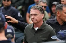 O ex-presidente Jair Bolsonaro, acompanhado de seu filho, Jair Renan, deixa hospital sob forte esquema de segurança, após passar pro procedimentos.