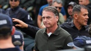 O ex-presidente Jair Bolsonaro, acompanhado de seu filho, Jair Renan, deixa hospital sob forte esquema de segurança, após passar pro procedimentos.