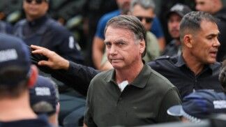 O ex-presidente Jair Bolsonaro, acompanhado de seu filho, Jair Renan, deixa hospital sob forte esquema de segurança, após passar pro procedimentos.