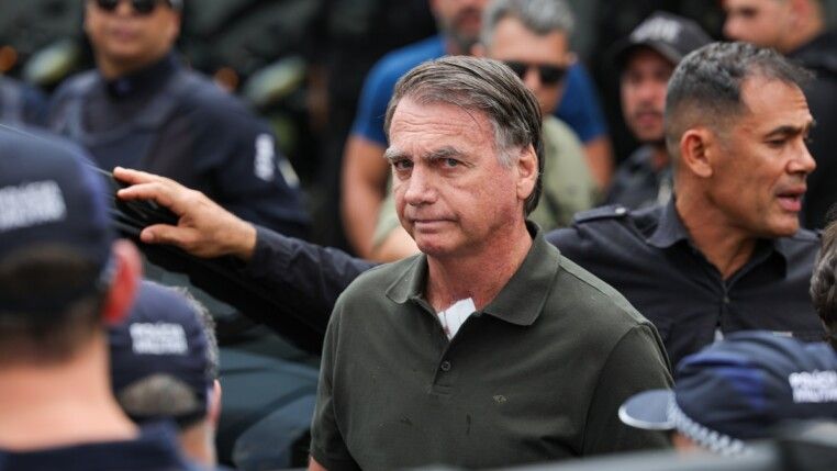 O ex-presidente Jair Bolsonaro, acompanhado de seu filho, Jair Renan, deixa hospital sob forte esquema de segurança, após passar pro procedimentos.