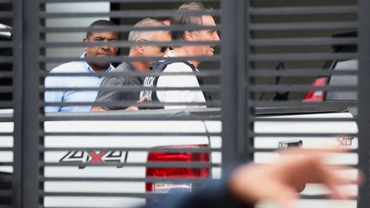 Bolsonaro começa a cumprir a prisão domicilar