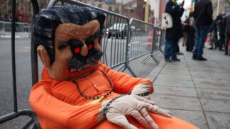 Boneco de Nicolás Maduro é amarrado do lado de fora da Corte de NY onde o ex-presidente da Venezuela será julgado