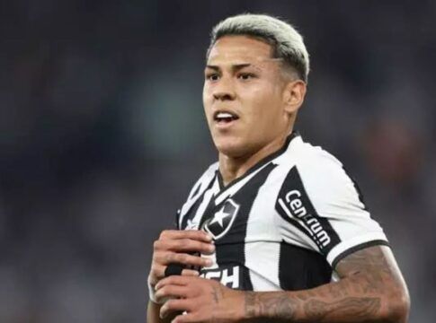 O Botafogo está enfrentando o Barcelona de Guayaquil em busca de uma vaga na fase de grupos da Libertadores