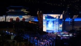 Banda de k-pop BTS se apresenta no palco durante show de retorno na Praça Gwanghwamun