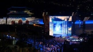 Banda de k-pop BTS se apresenta no palco durante show de retorno na Praça Gwanghwamun