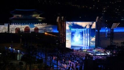 Banda de k-pop BTS se apresenta no palco durante show de retorno na Praça Gwanghwamun