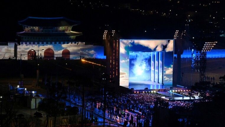 Banda de k-pop BTS se apresenta no palco durante show de retorno na Praça Gwanghwamun