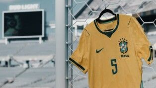 Camisa da seleção brasileira exposta em estádio de Orlando