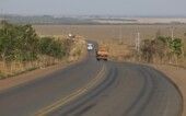 Caminhões circulam na rodovia MA-140 próximo a fazendas de cultivo de soja
