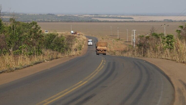Caminhões circulam na rodovia MA-140 próximo a fazendas de cultivo de soja