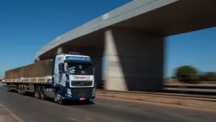 Caminhão trafega numa rodovia