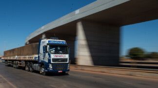 Caminhão trafega numa rodovia