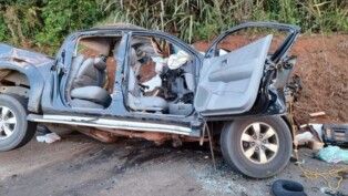 Caminhonete destruída após batida com caminhão em rodovia