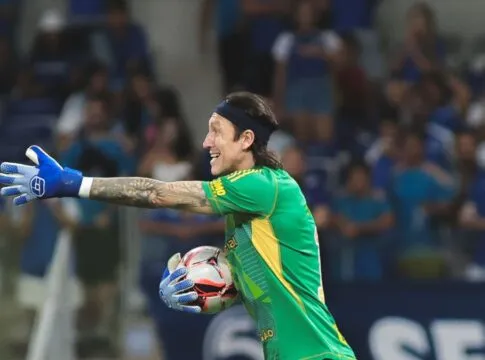 Cássio sofre estiramento no joelho direito e desfalca Cruzeiro na final do Mineiro