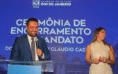 Cláudio Castro discursa, ao lado de sua esposa, durante cerimônia de encerramento de mandato