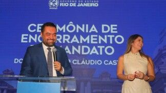 Cláudio Castro discursa, ao lado de sua esposa, durante cerimônia de encerramento de mandato