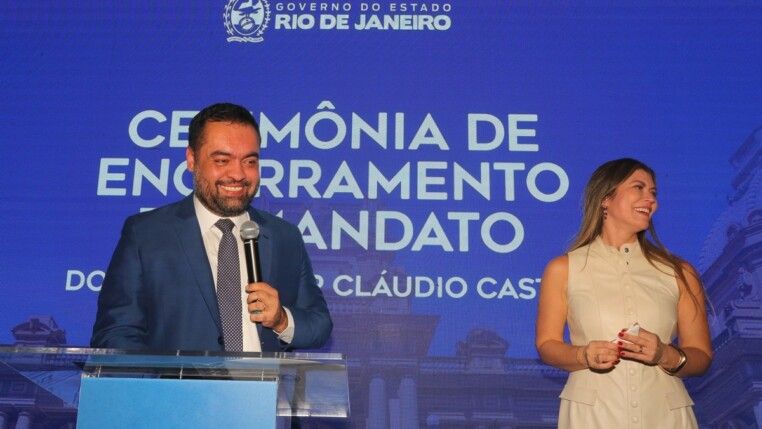 Cláudio Castro discursa, ao lado de sua esposa, durante cerimônia de encerramento de mandato