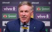 Ancelotti fala ao microfone durante coletiva