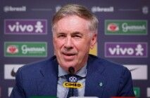 Ancelotti fala ao microfone durante coletiva