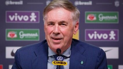 Ancelotti fala ao microfone durante coletiva