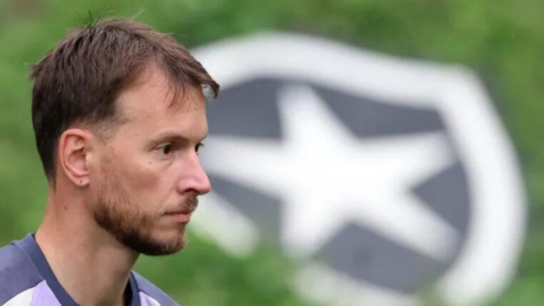 O Corinthians busca um goleiro reserva e vê em Neto, do Botafogo, uma opção