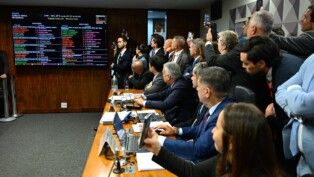 Placar mostra votação do relatório final da CPMI do INSS