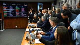 Placar mostra votação do relatório final da CPMI do INSS