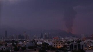 Fumaça sobe na zona industrial de petróleo de Fujairah. nos Emirados Árabes, após um incêndio causado por destroços da interceptação de um drone