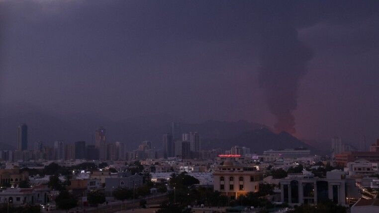 Fumaça sobe na zona industrial de petróleo de Fujairah. nos Emirados Árabes, após um incêndio causado por destroços da interceptação de um drone