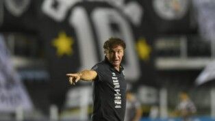 O técnico Cuca no Santos