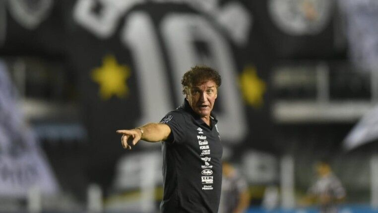 O técnico Cuca no Santos