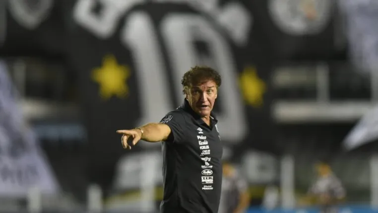 O técnico Cuca no Santos