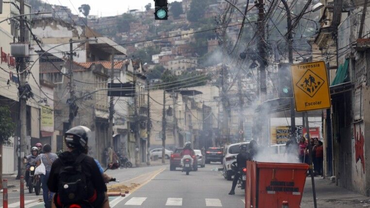 Durante operação policial contra o Comando Vermelho, bandidos usam lixeiras incendiadas para bloquear via