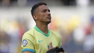 Danilo canta o Hino Nacional com a mão no peito