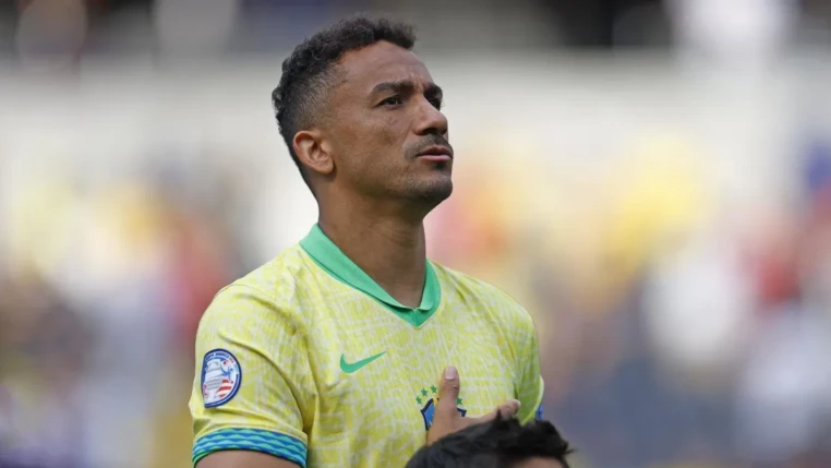 Danilo canta o Hino Nacional com a mão no peito