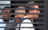 Bolsonaro está em casa, atrás das grades do portão