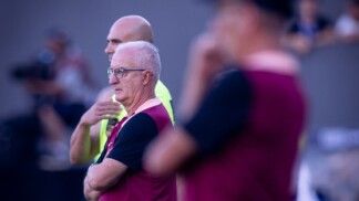Dorival Júnior na área técnica durante o clássico entre Corinthians e Santos