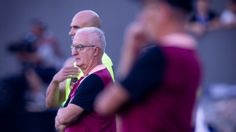Dorival Júnior na área técnica durante o clássico entre Corinthians e Santos