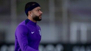 Memphis Depay sofreu um estiramento do músculo anterior da coxa direita