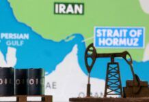 Barris de petróleo impressos em 3D, uma bomba de extração e um mapa que mostra o Estreito de Ormuz e o Irã aparecem nesta ilustração produzida em 2 de março de 2026.