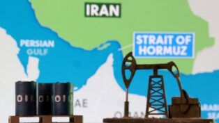 Barris de petróleo impressos em 3D, uma bomba de extração e um mapa que mostra o Estreito de Ormuz e o Irã aparecem nesta ilustração produzida em 2 de março de 2026.