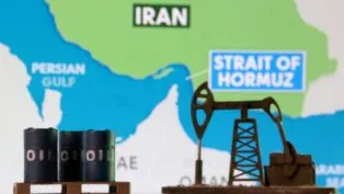 Barris de petróleo impressos em 3D, uma bomba de extração e um mapa que mostra o Estreito de Ormuz e o Irã aparecem nesta ilustração produzida em 2 de março de 2026.