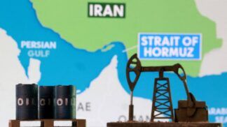 Barris de petróleo impressos em 3D, uma bomba de extração e um mapa que mostra o Estreito de Ormuz e o Irã aparecem nesta ilustração produzida em 2 de março de 2026.
