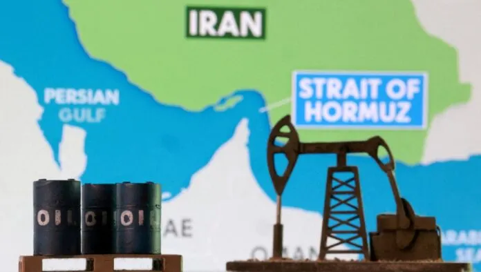 Barris de petróleo impressos em 3D, uma bomba de extração e um mapa que mostra o Estreito de Ormuz e o Irã aparecem nesta ilustração produzida em 2 de março de 2026.